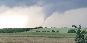 http://www.mz-web.de/bernburg/tornado-im-raum-koennern-nur-kleine-schaeden-bekannt-24253558?dmcid=sm_em 